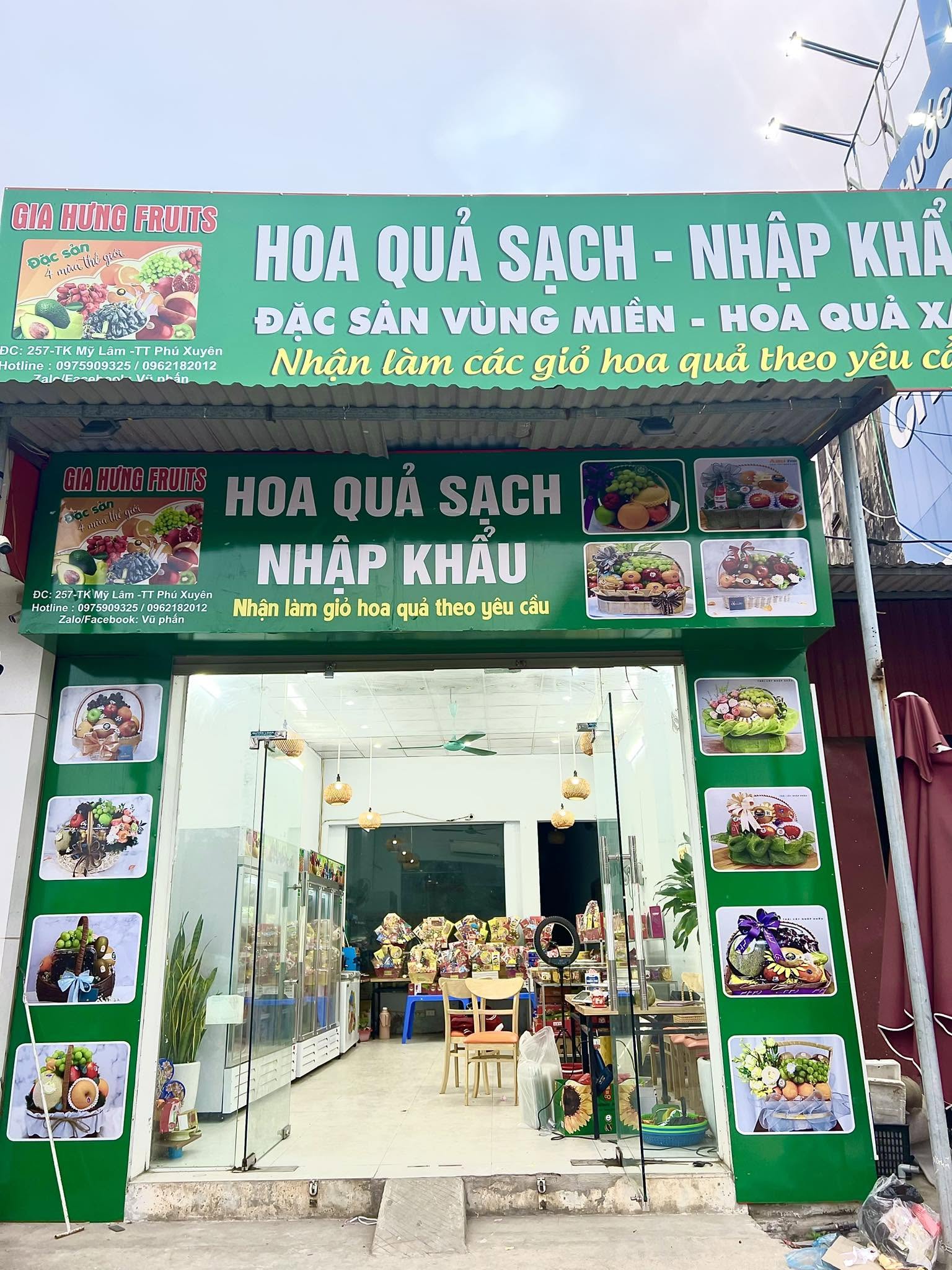 Mặt tiền cửa hàng Gia Hưng: hoa quả nhập khẩu, nhận làm giỏ hoa quả theo yêu cầu